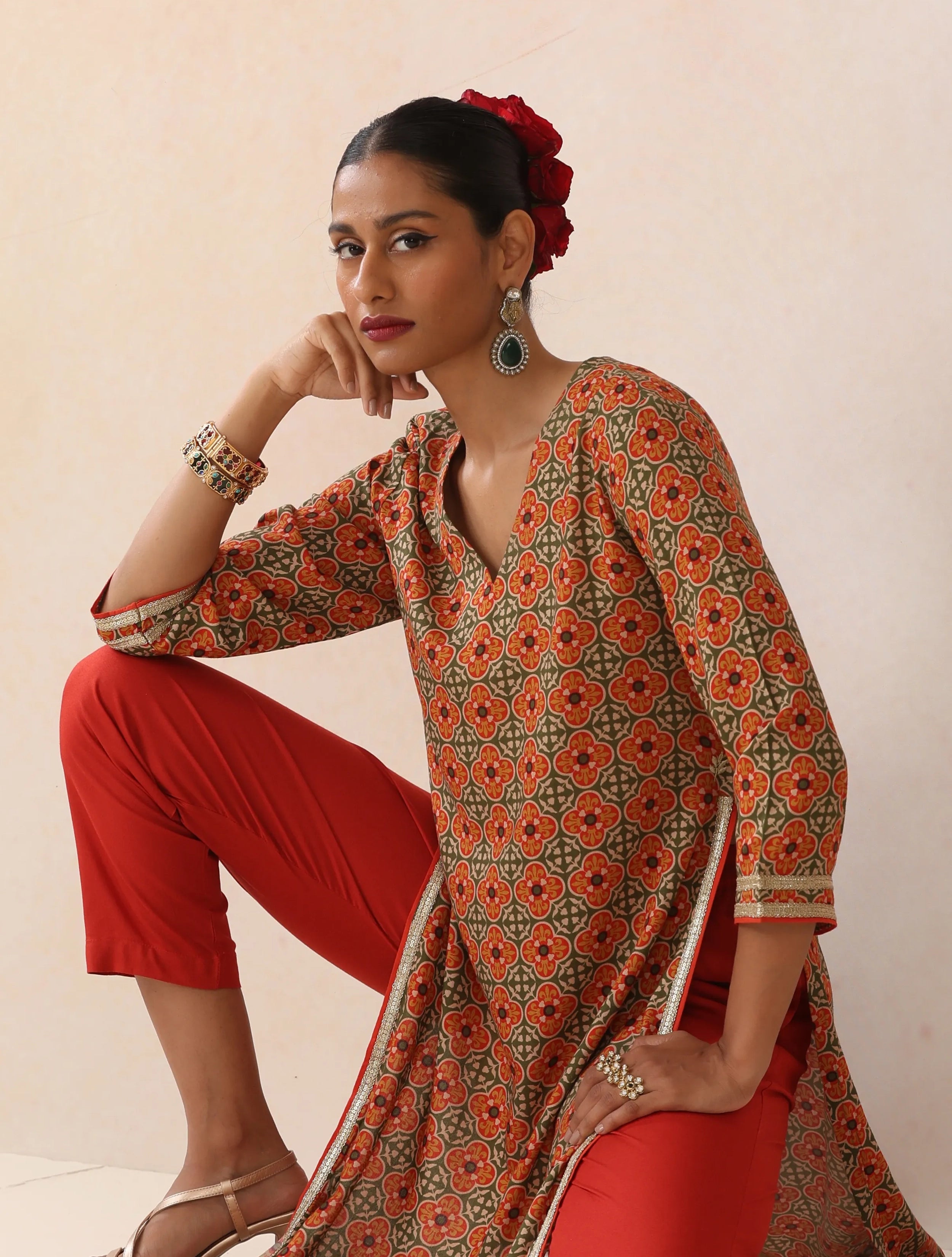 trueBrowns Green Red Print Viscose Straight High-Slit Kurta Set