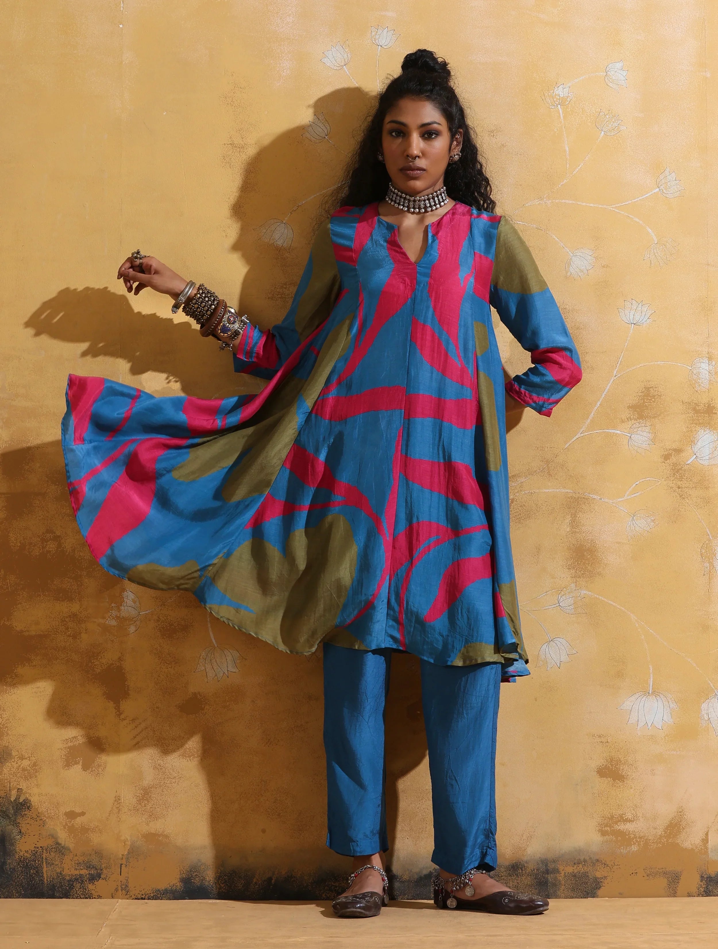 trueBrowns Blue Floral Print Muslin Silk Flared Kurta Co-ord Set