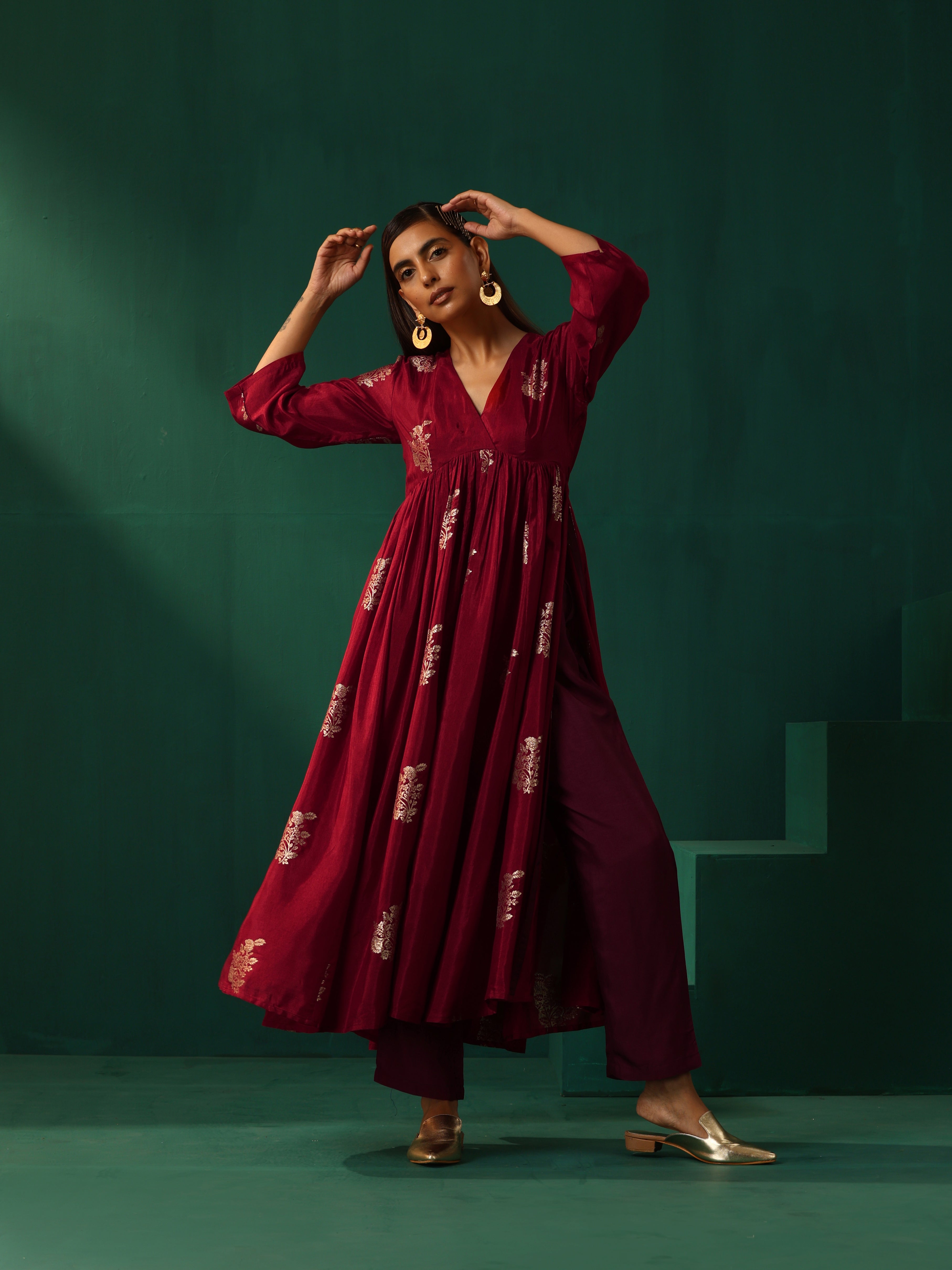trueBrowns Maroon Floral Viscose Silk V-Neck Waist Gathered Kurta Pant Set