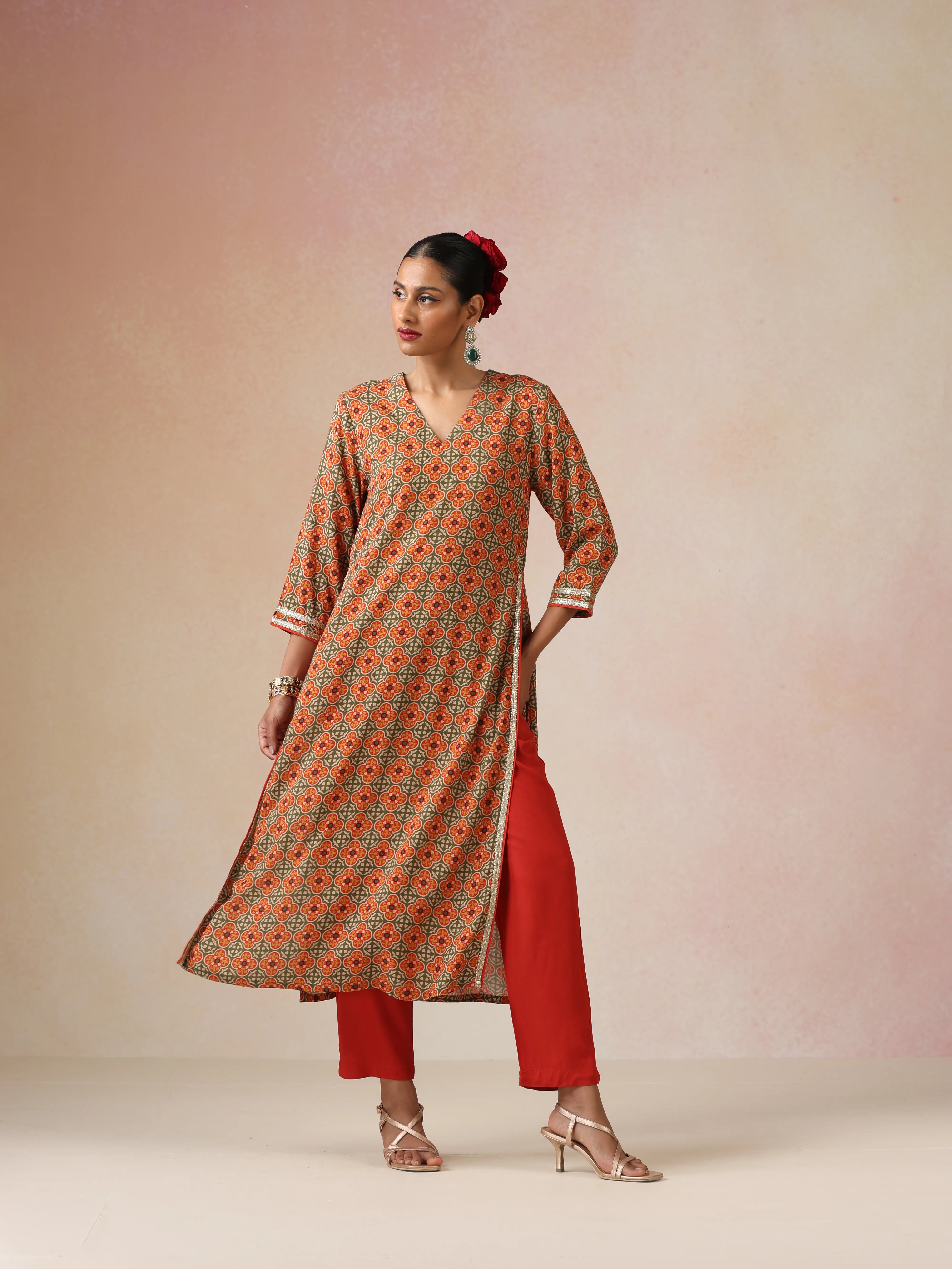 trueBrowns Green Red Print Viscose Straight High-Slit Kurta Set