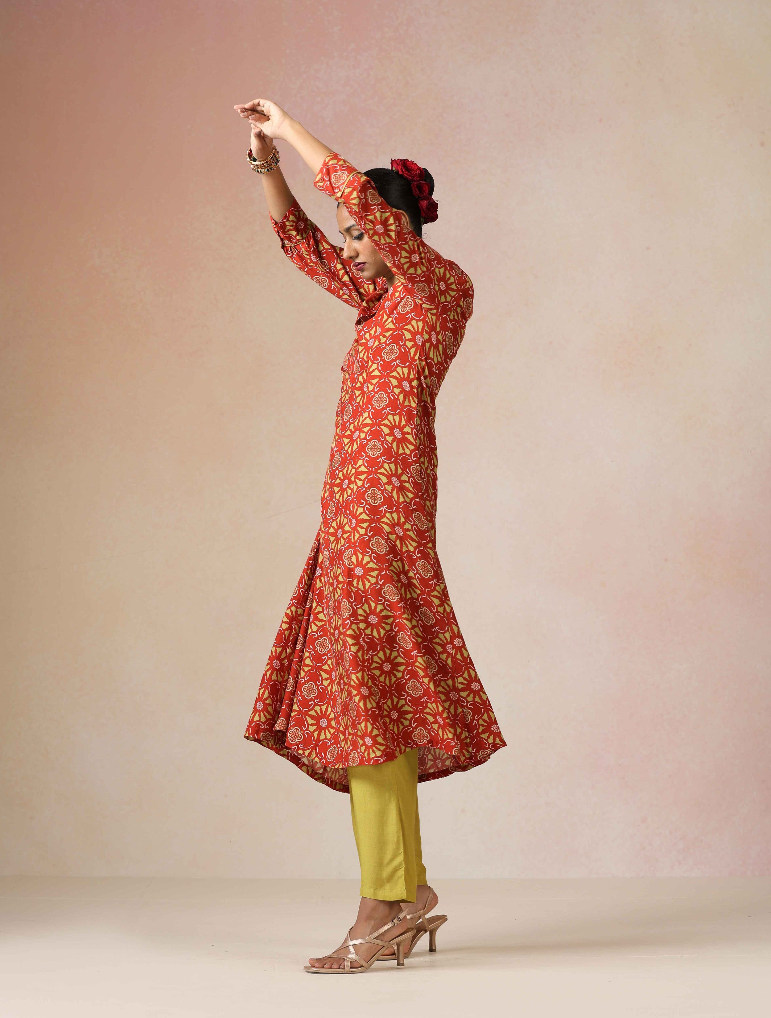 trueBrowns Red Light Green Print Vicose A-line Glass Neck Kurta Set