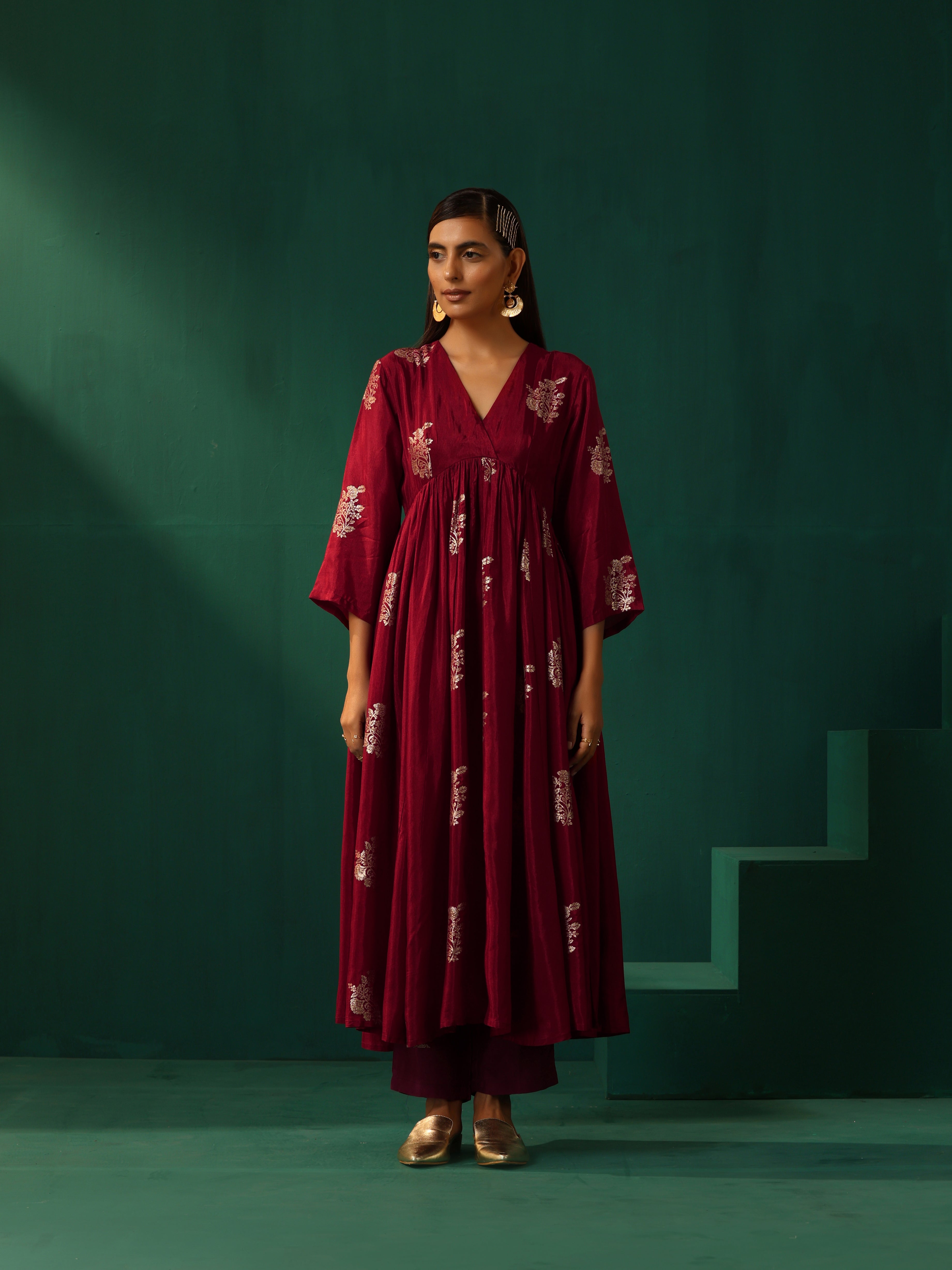 trueBrowns Maroon Floral Viscose Silk V-Neck Waist Gathered Kurta Pant Set