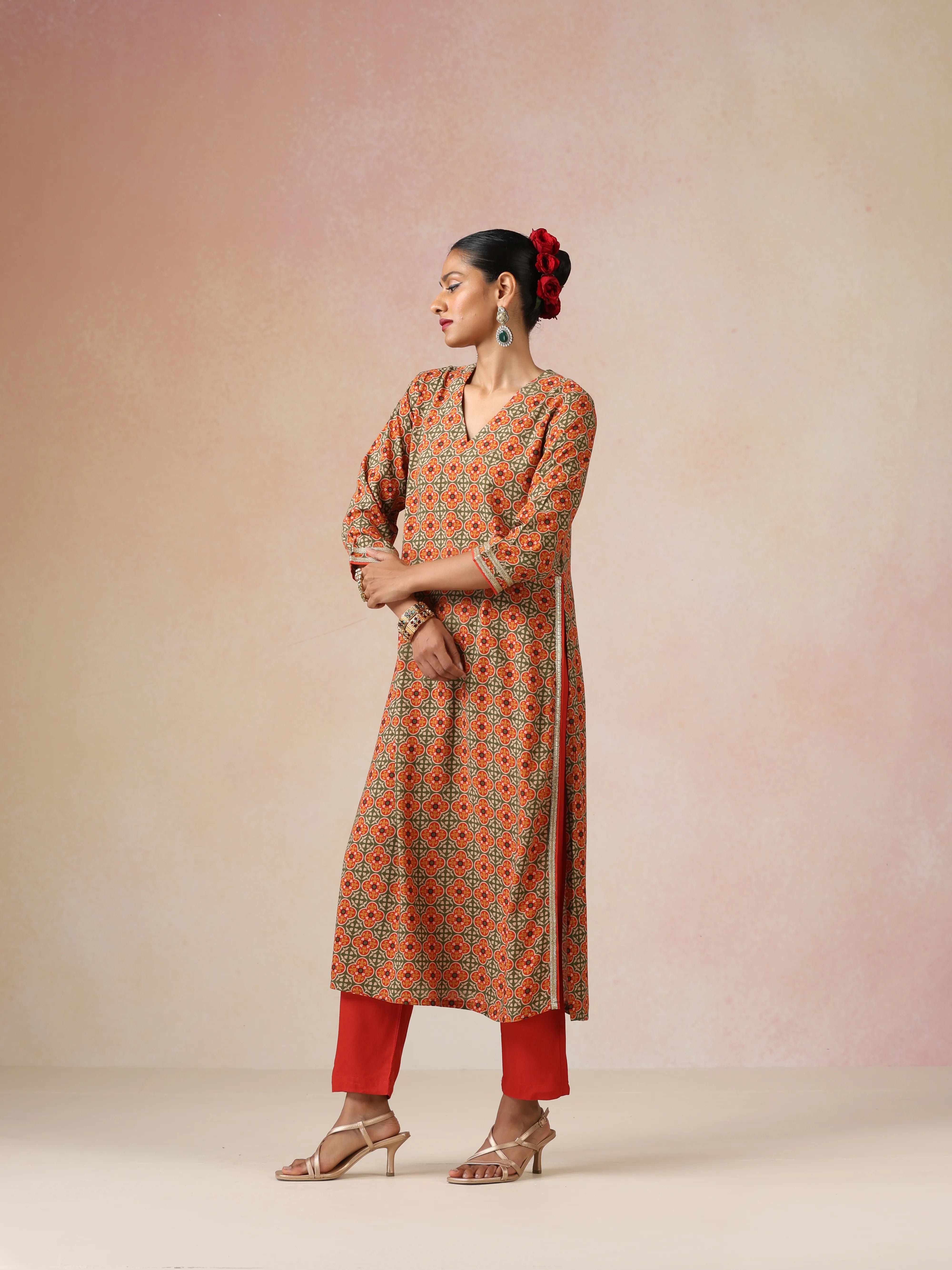 trueBrowns Green Red Print Viscose Straight High-Slit Kurta Set