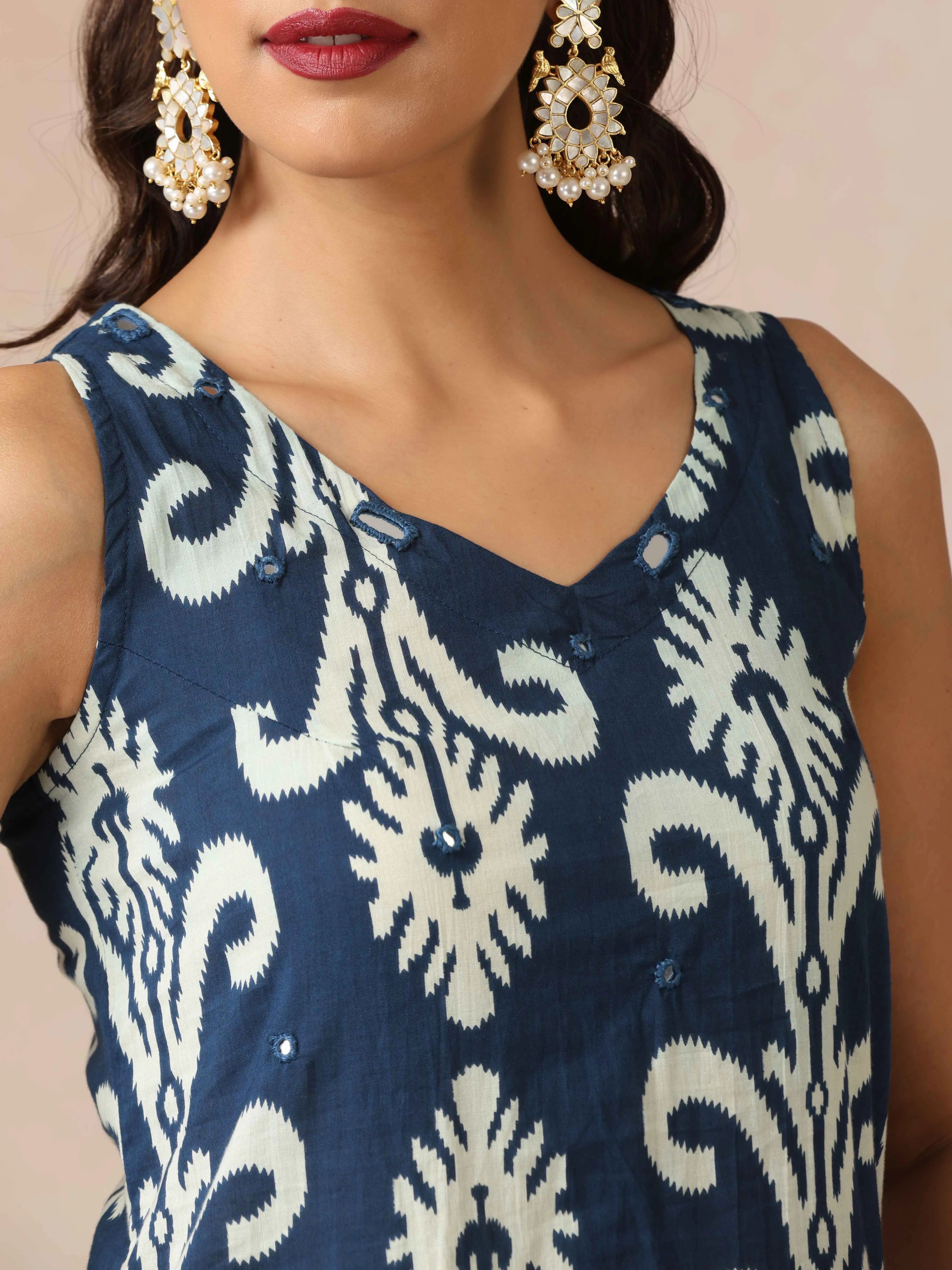trueBrowns Blue White Print Sleeveless Straight Kurta Set