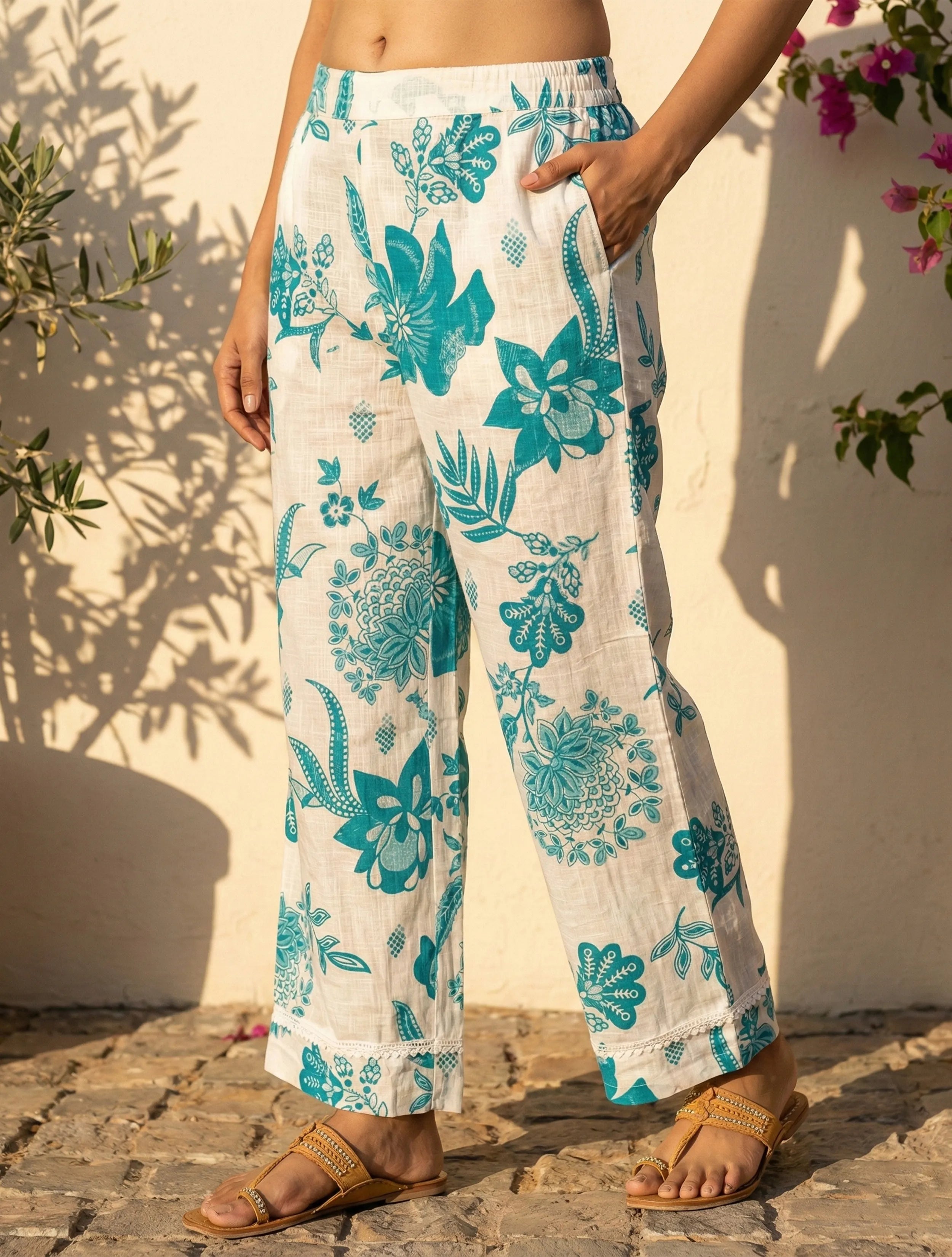 trueBrowns White Blue Floral Print Kurta Pant Set