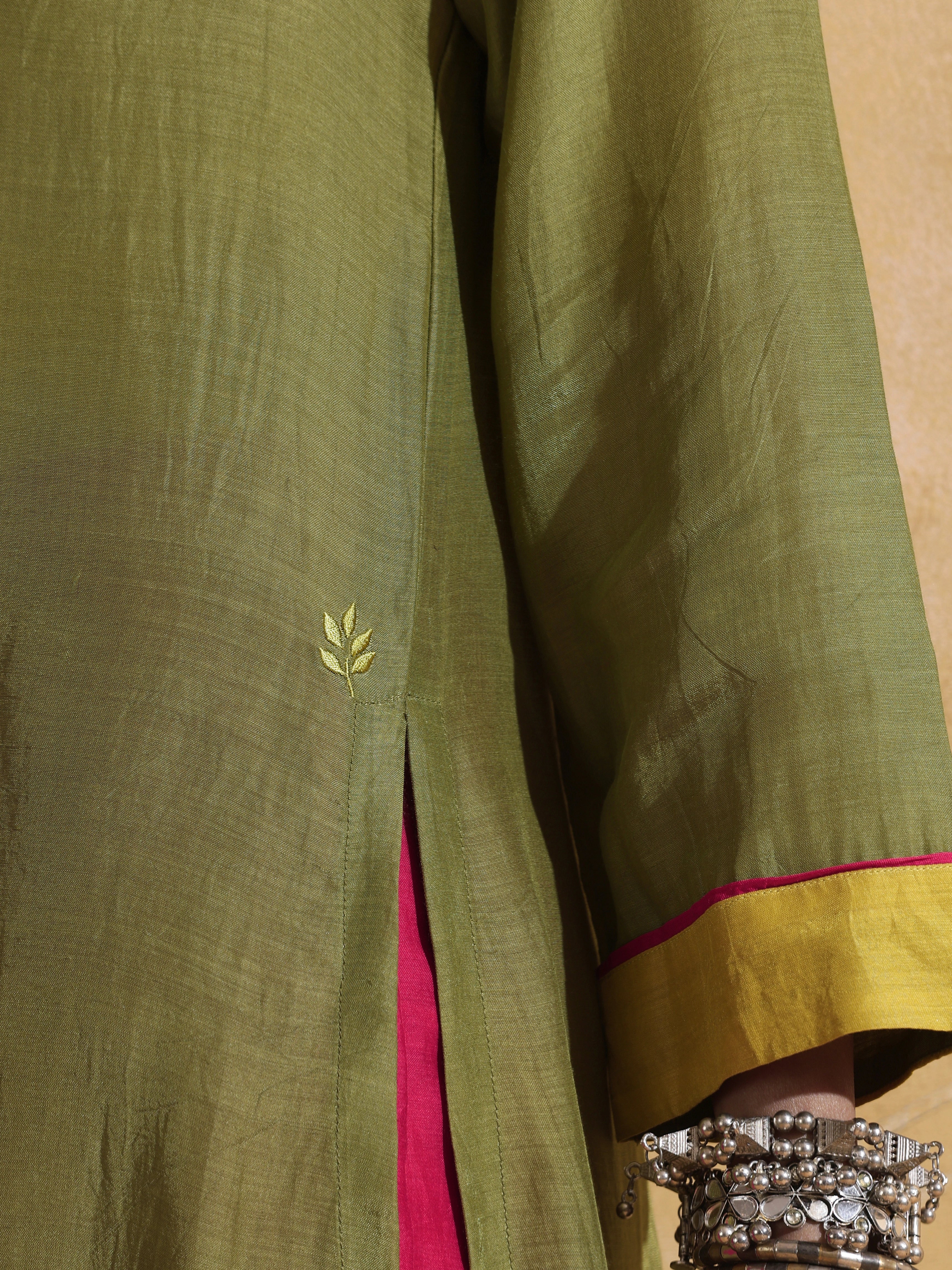 trueBrowns Green Muslin Silk High-Slit Kurta Pant Set