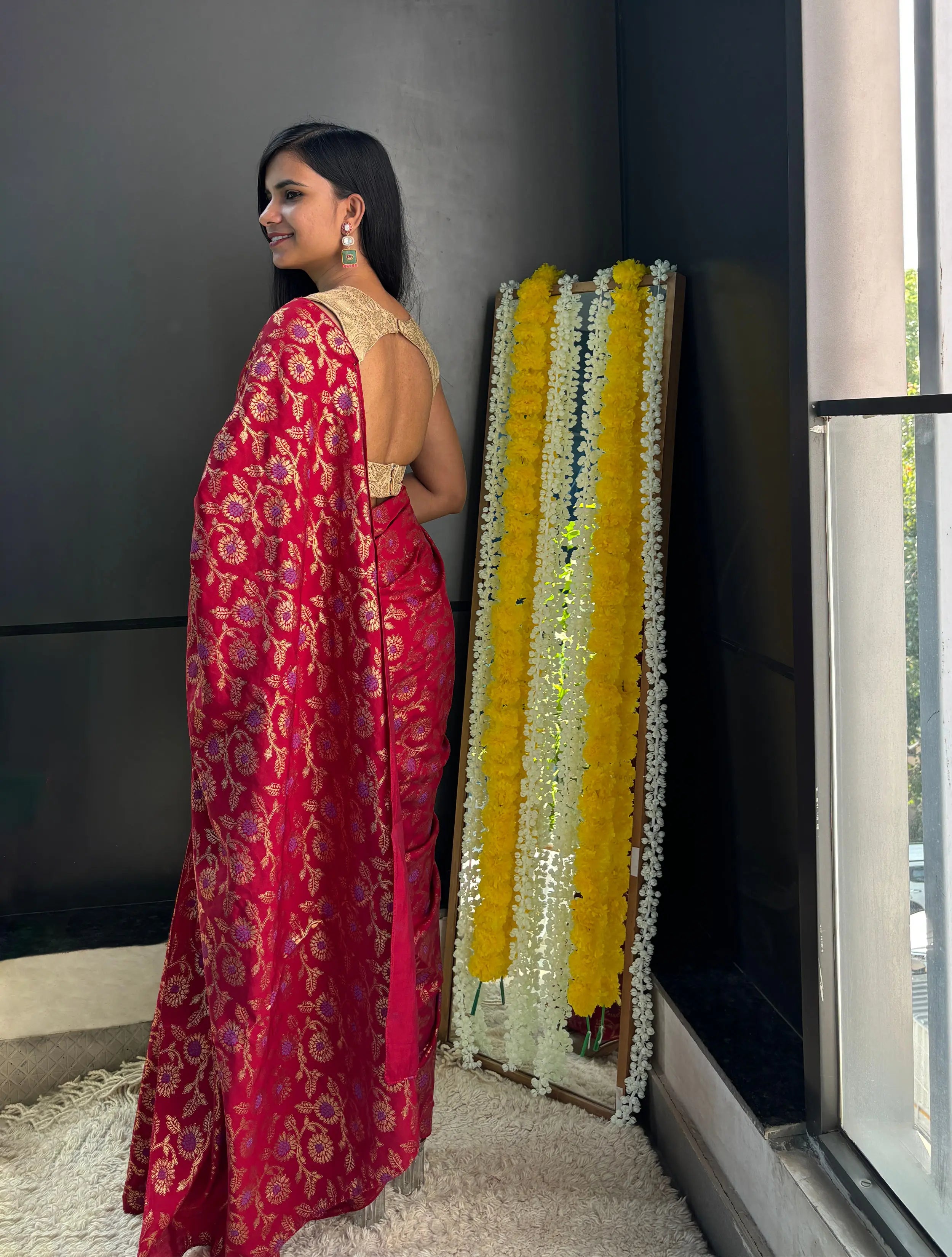 trueBrowns Red Foil Print Saree Blouse With Unstitched Blouse