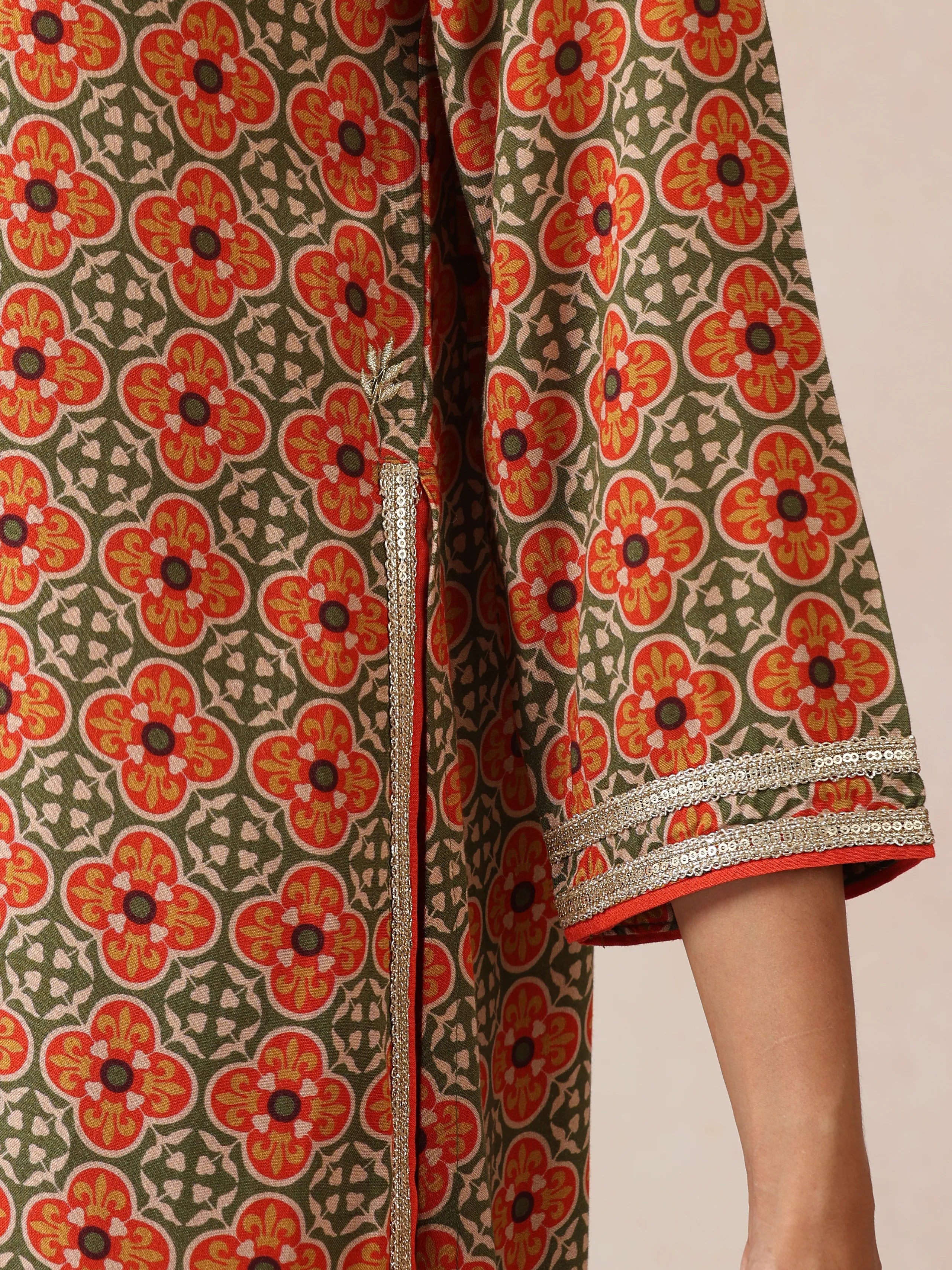 trueBrowns Green Red Print Viscose Straight High-Slit Kurta Set