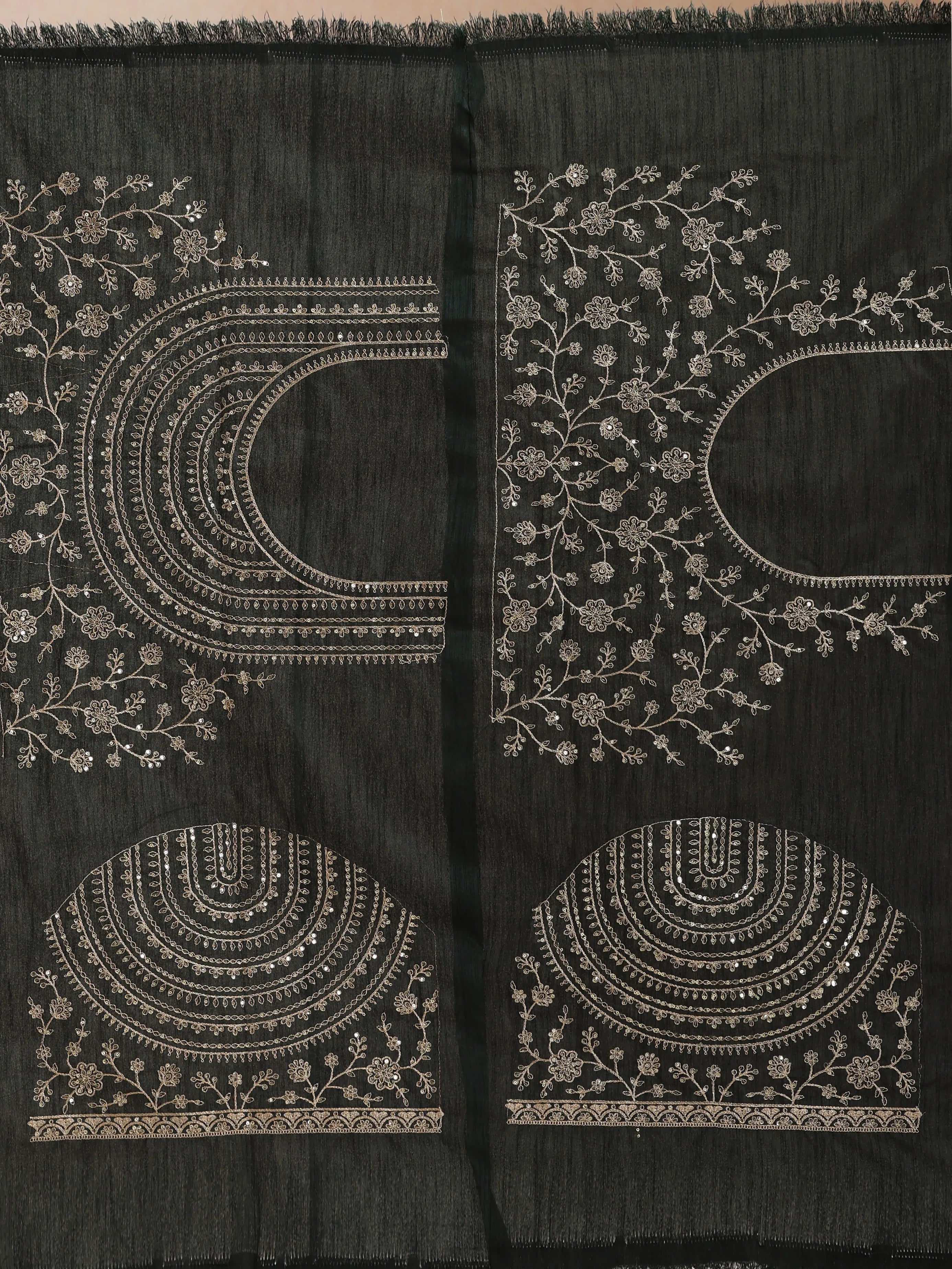 trueBrowns Green Geometric Weave Saree With Contract Unstitched Blouse