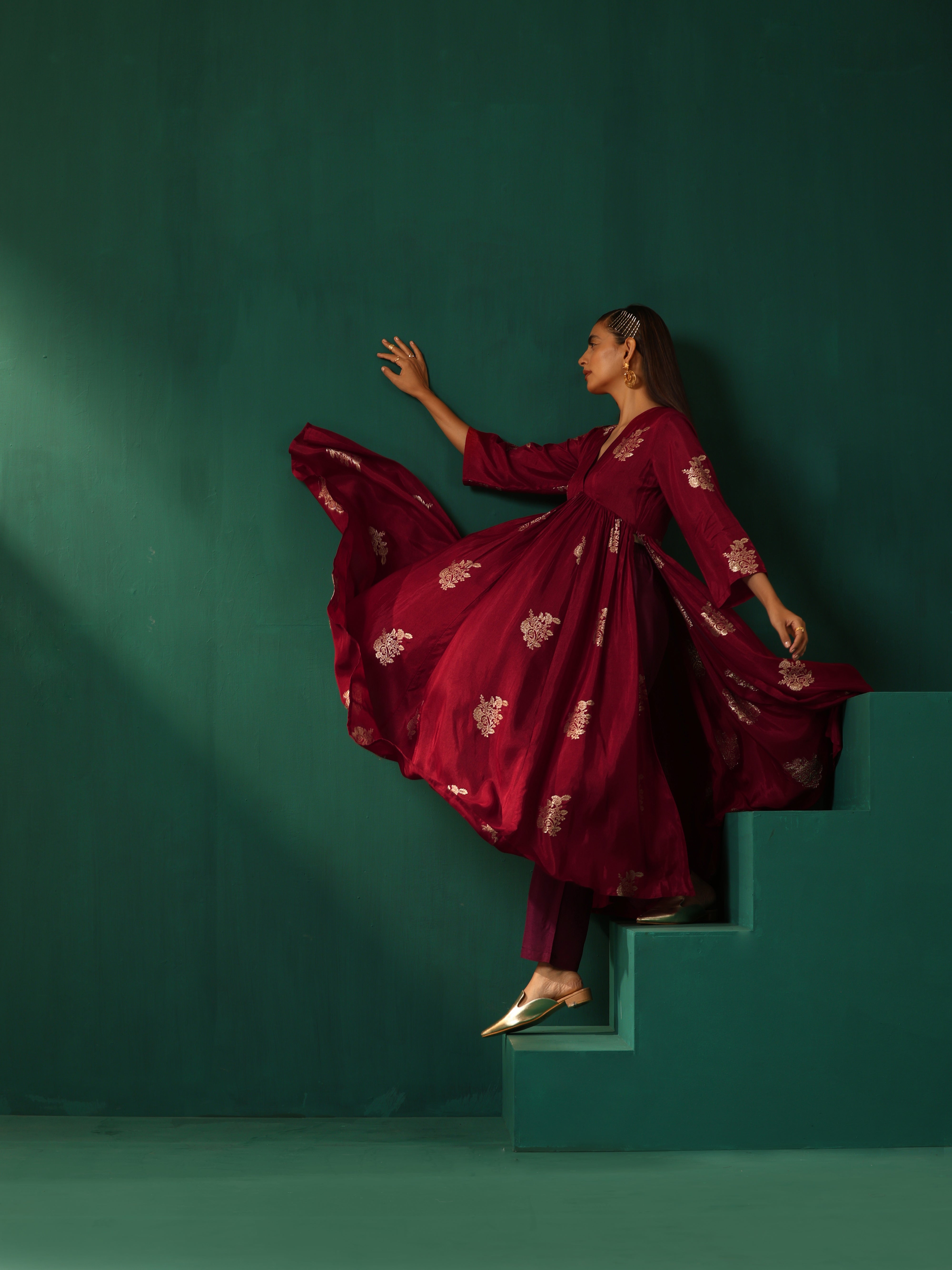 trueBrowns Maroon Floral Viscose Silk V-Neck Waist Gathered Kurta Pant Set