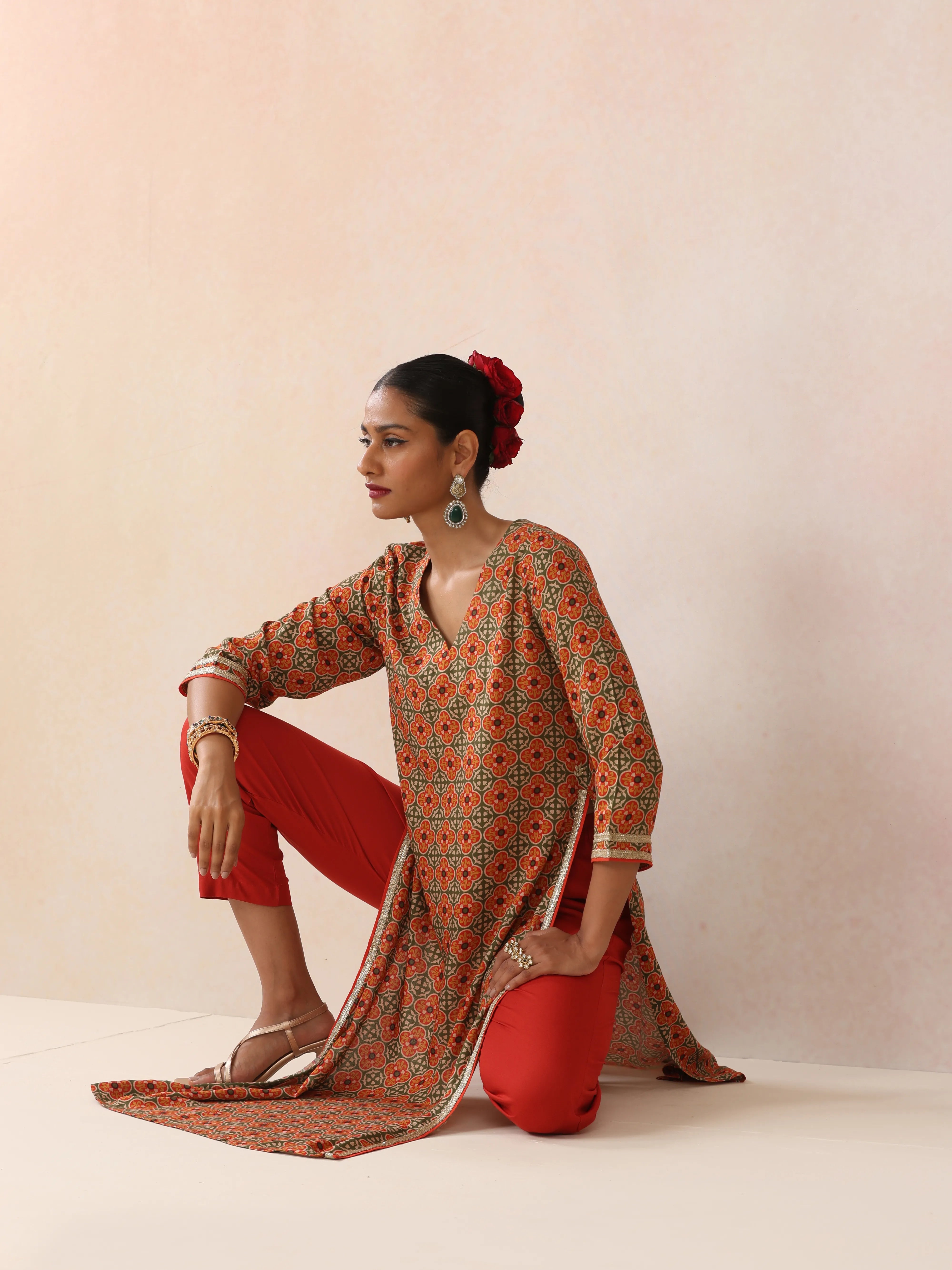 trueBrowns Green Red Print Viscose Straight High-Slit Kurta Set