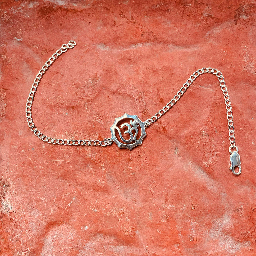 trueBrowns Men 925 Sterling Silver Embossed Om Silver Chain Bracelet