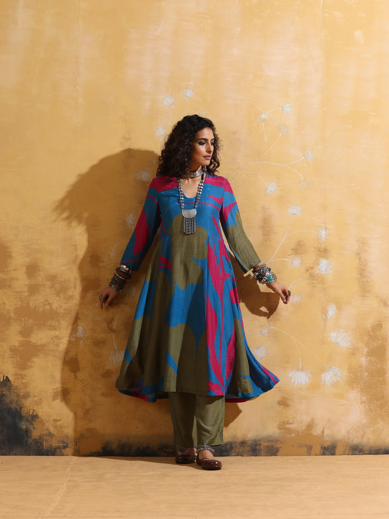 trueBrowns Blue Green Floral Print Muslin Silk Fit and Flare Kurta Set