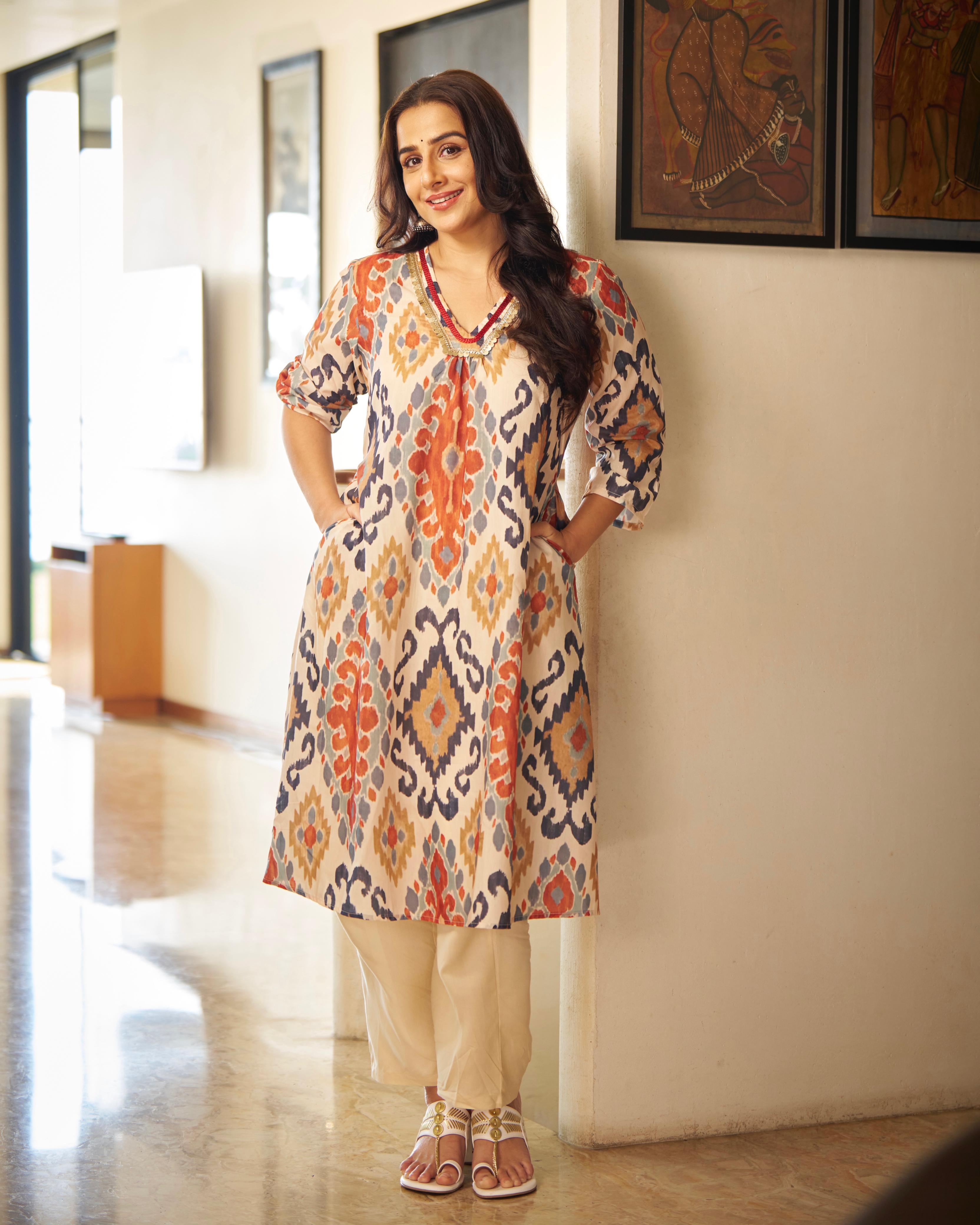 trueBrowns Off White Ikat Print Kurta Set