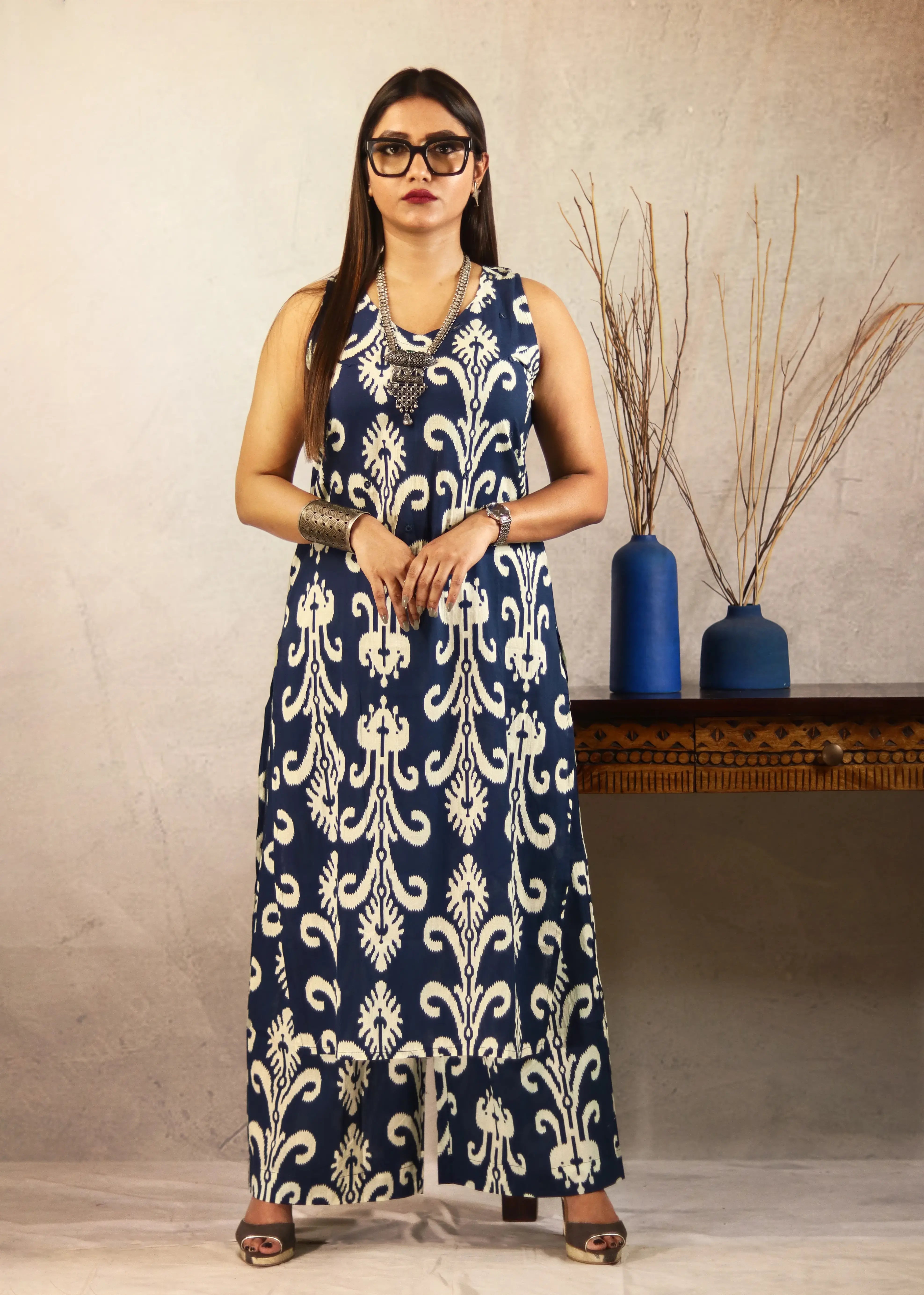 trueBrowns Blue White Print Sleeveless Straight Kurta Set