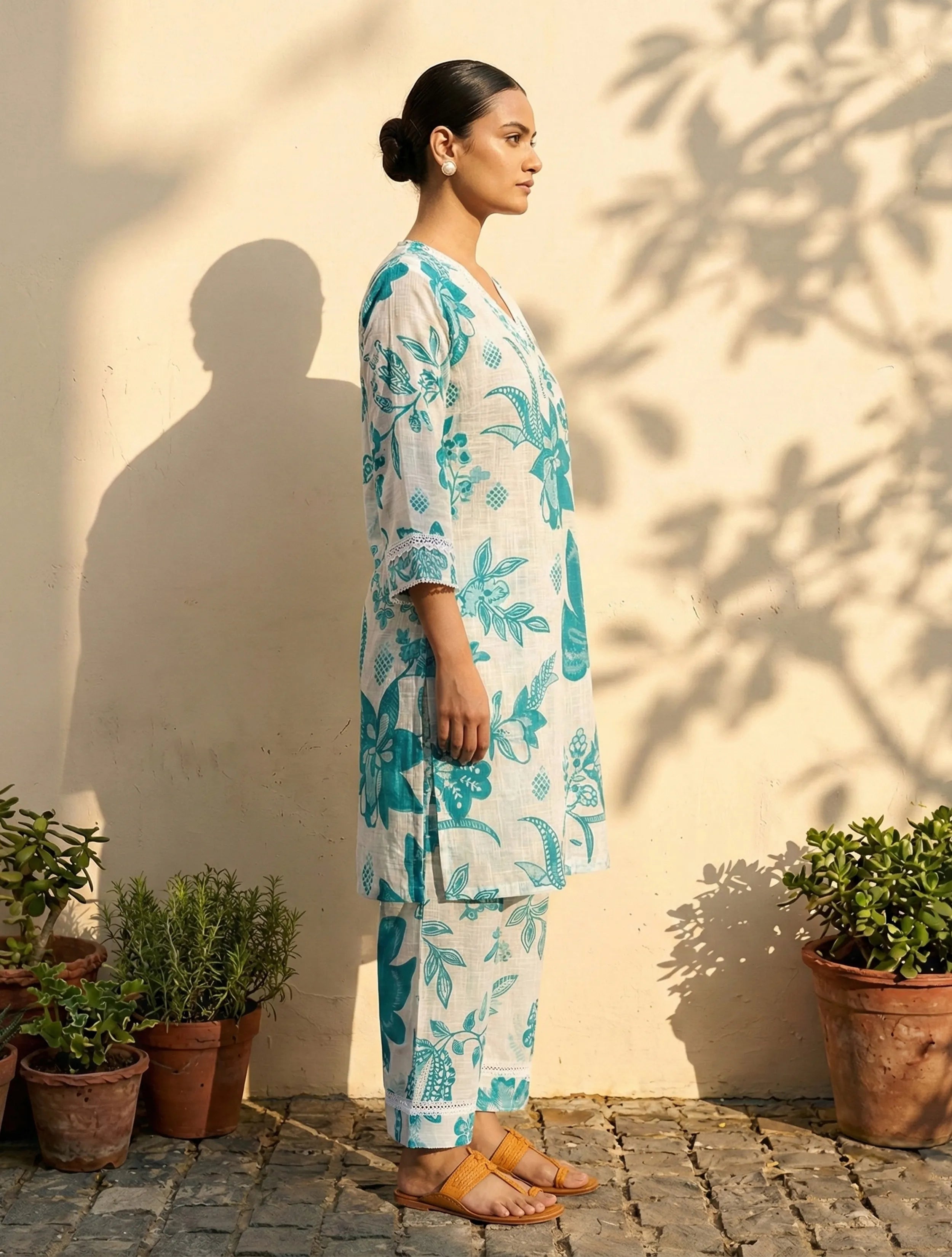 trueBrowns White Blue Floral Print Kurta Pant Set