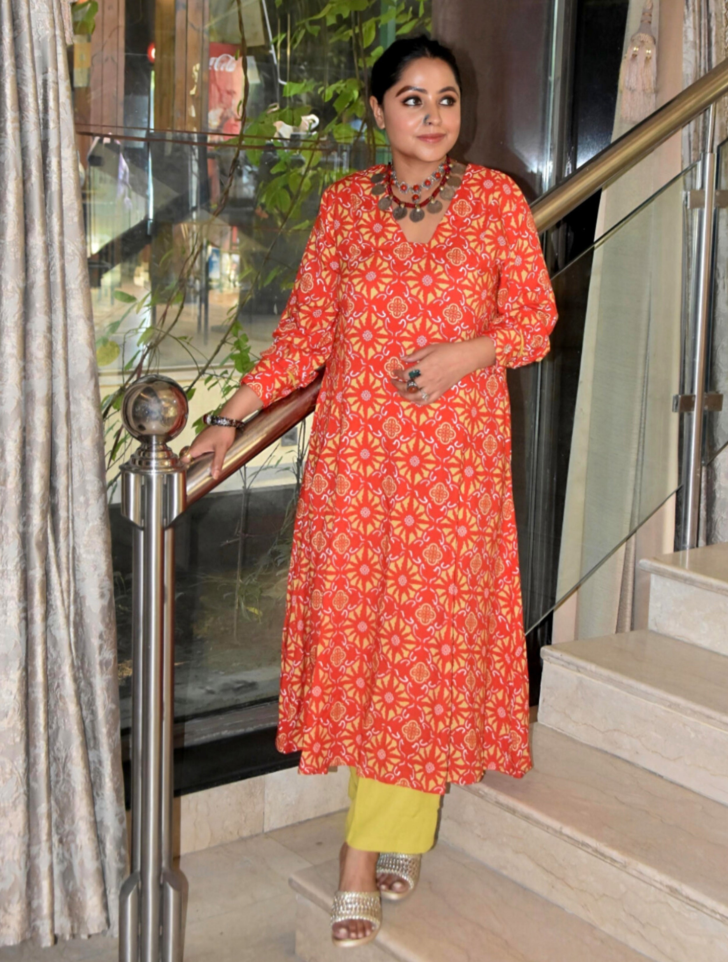 trueBrowns Red Light Green Print Vicose A-line Glass Neck Kurta Set