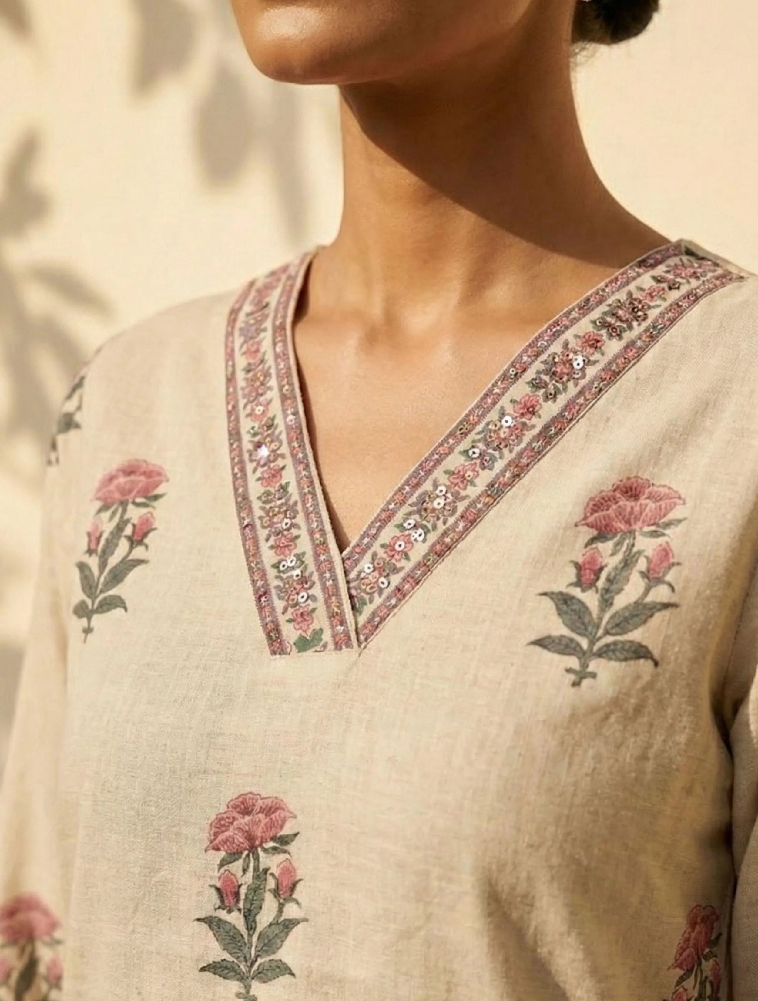 trueBrowns Ivory Floral Boota Print V-Neck Kurta Pant Set