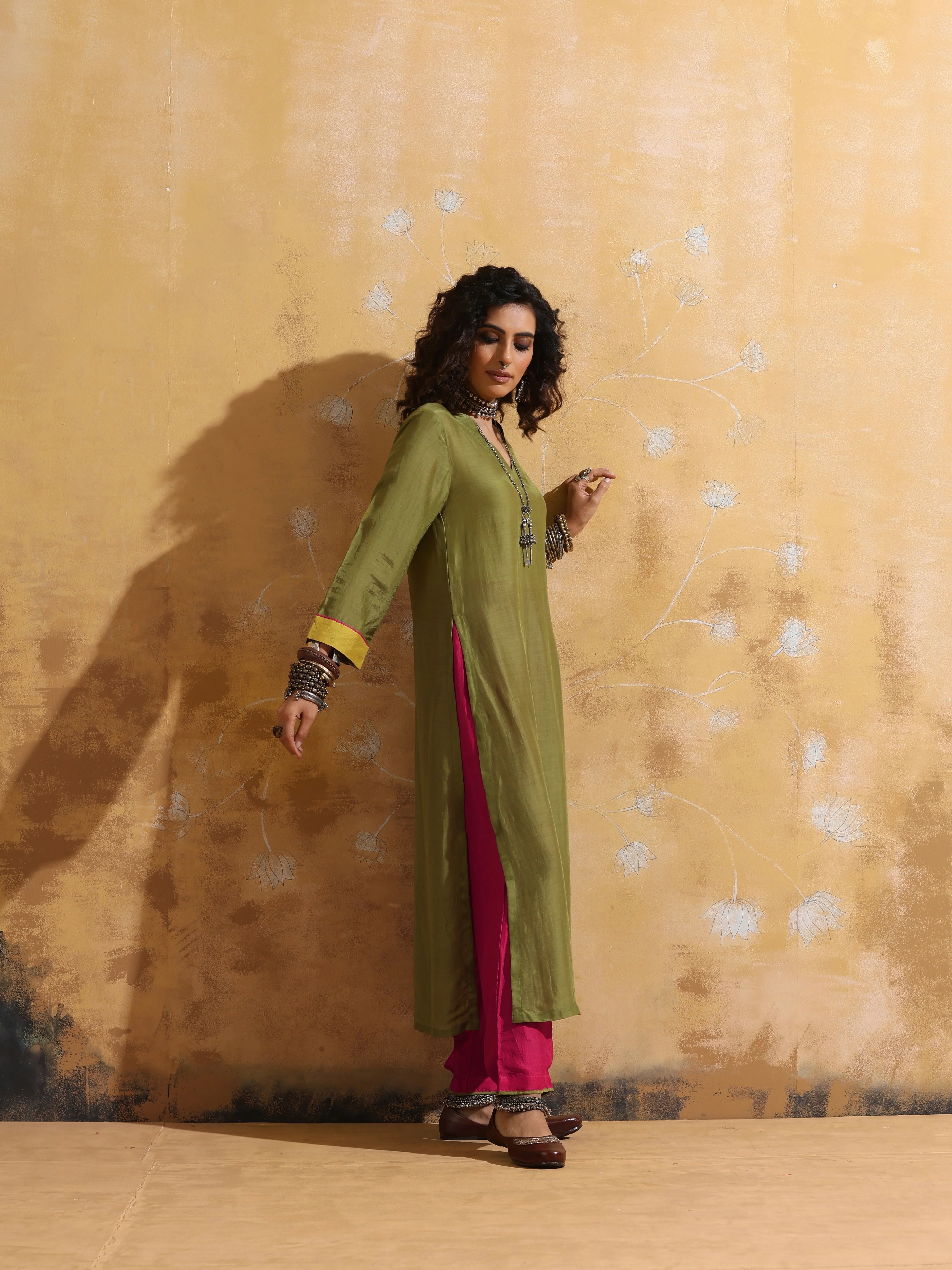 trueBrowns Green Muslin Silk High-Slit Kurta Pant Set