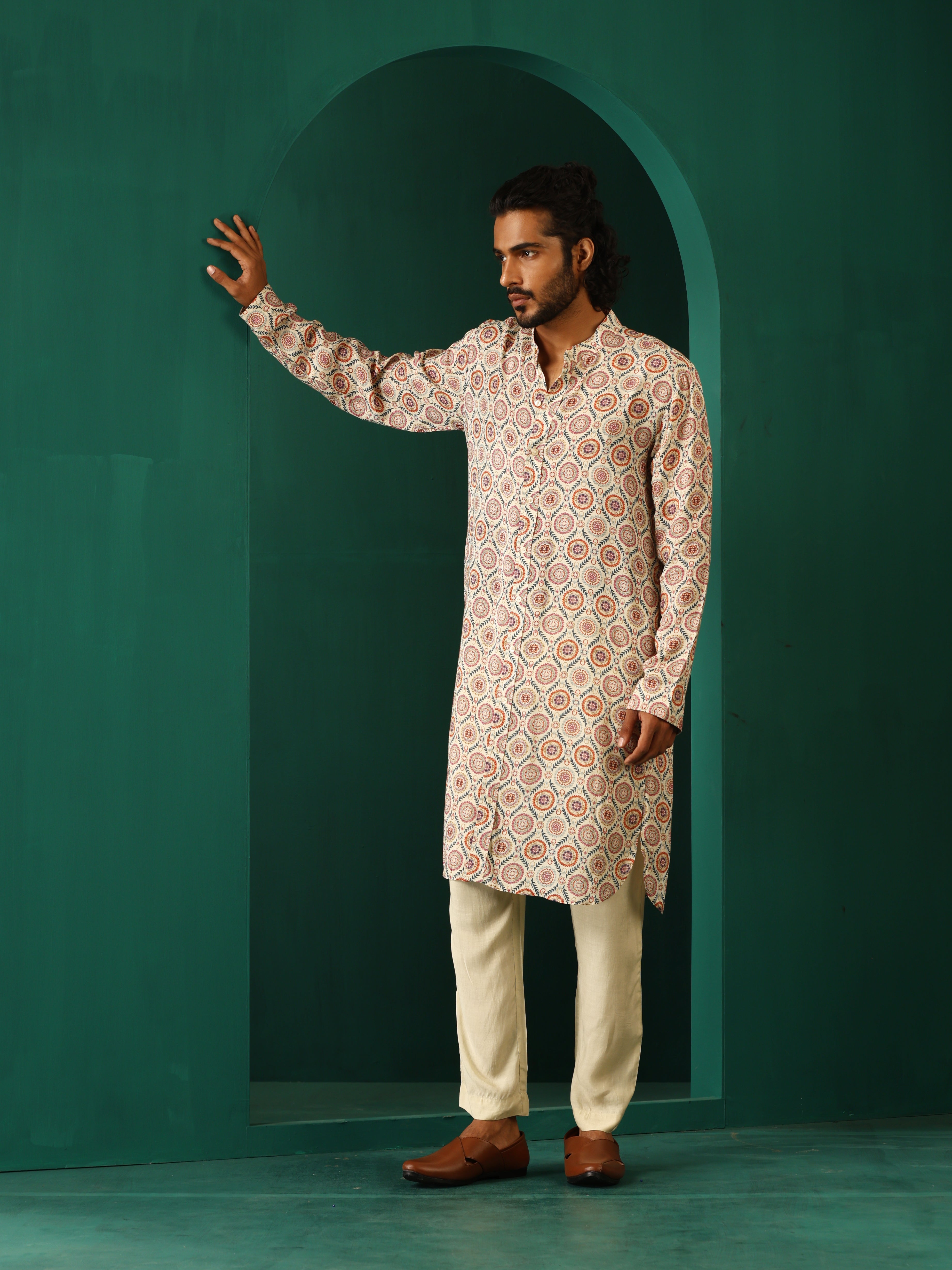 trueBrowns Men's Off White Circle Floral Muslin Silk Printed Long Kurta