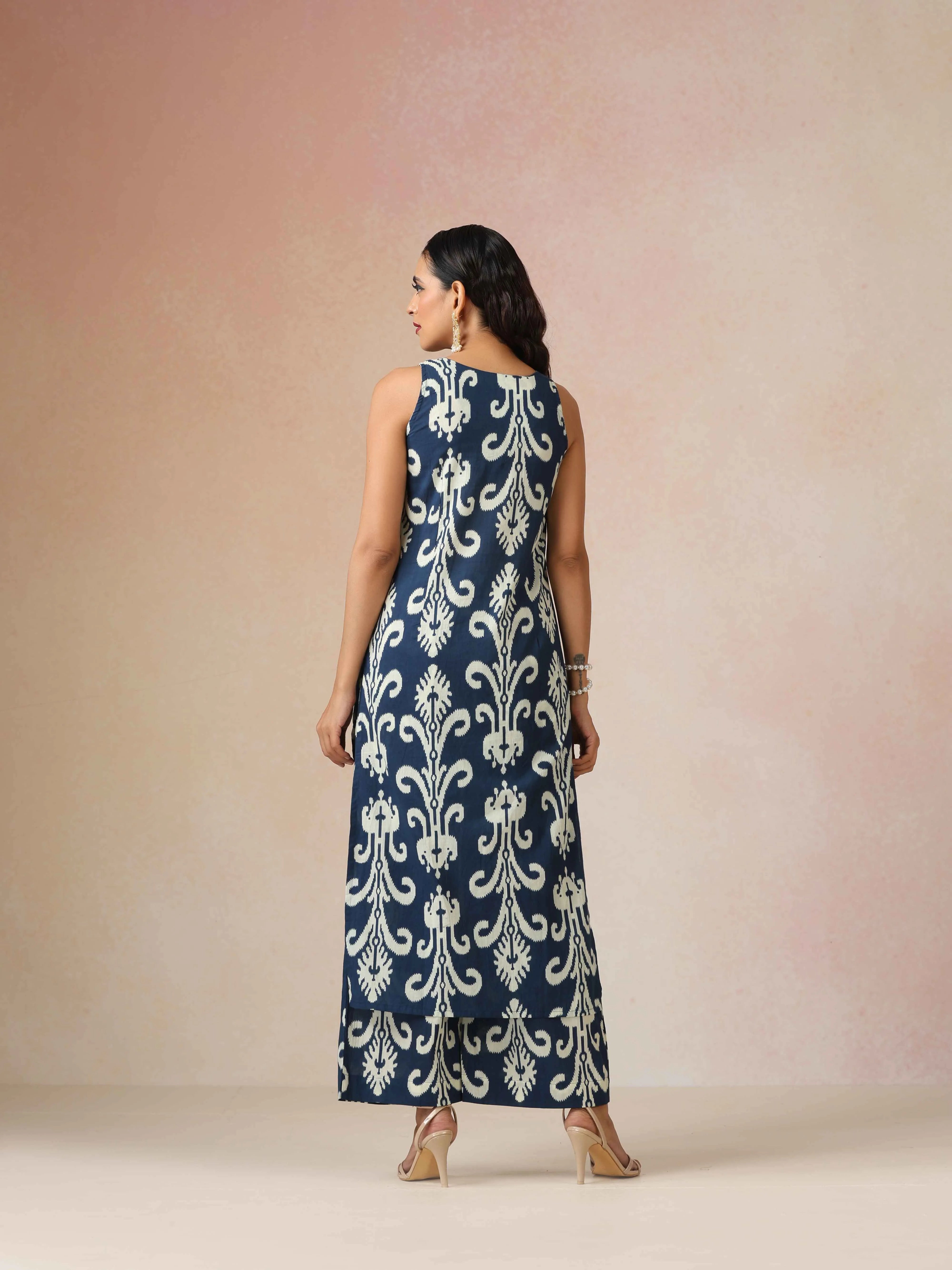 trueBrowns Blue White Print Sleeveless Straight Kurta Set