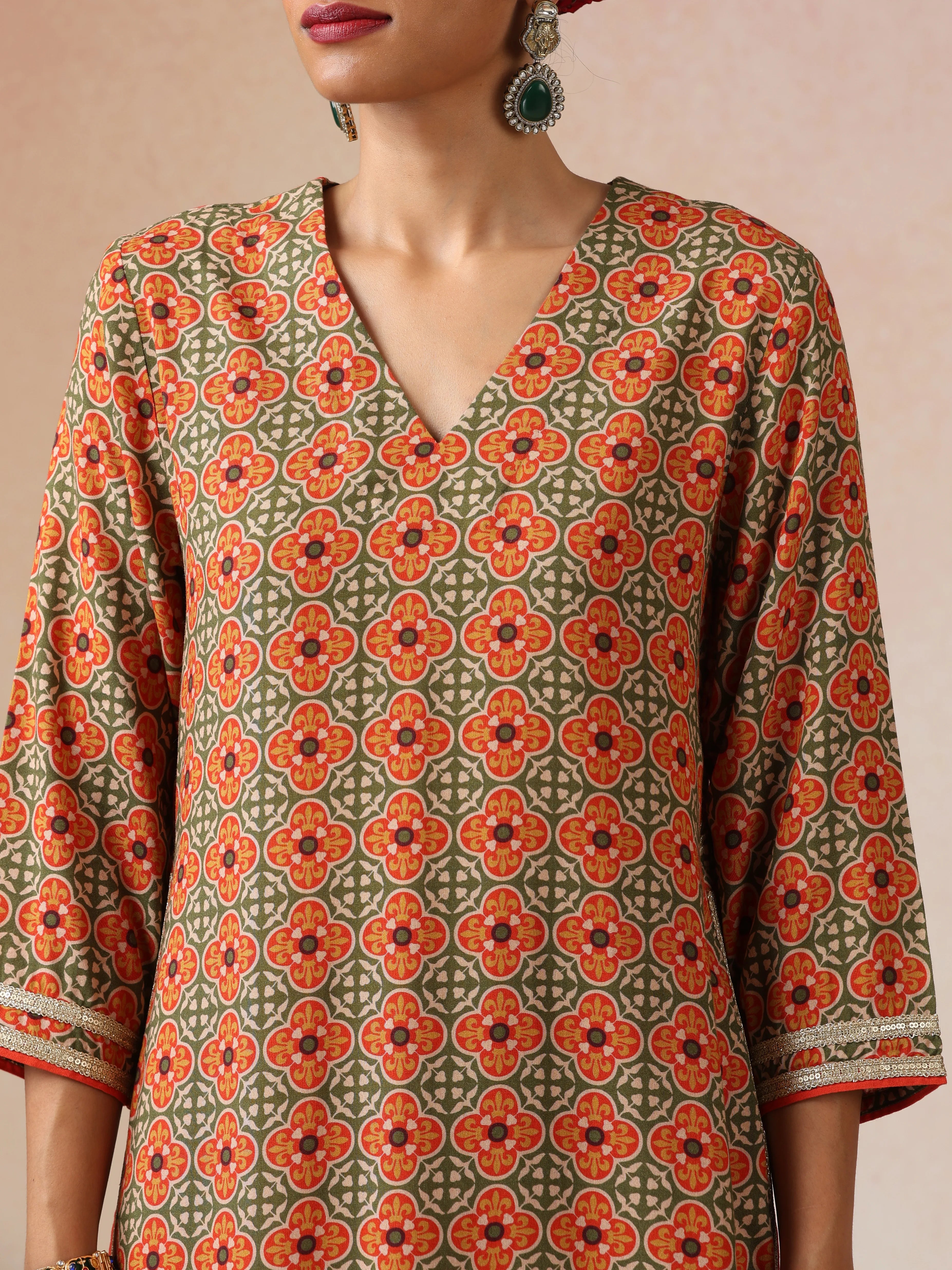 trueBrowns Green Red Print Viscose Straight High-Slit Kurta Set