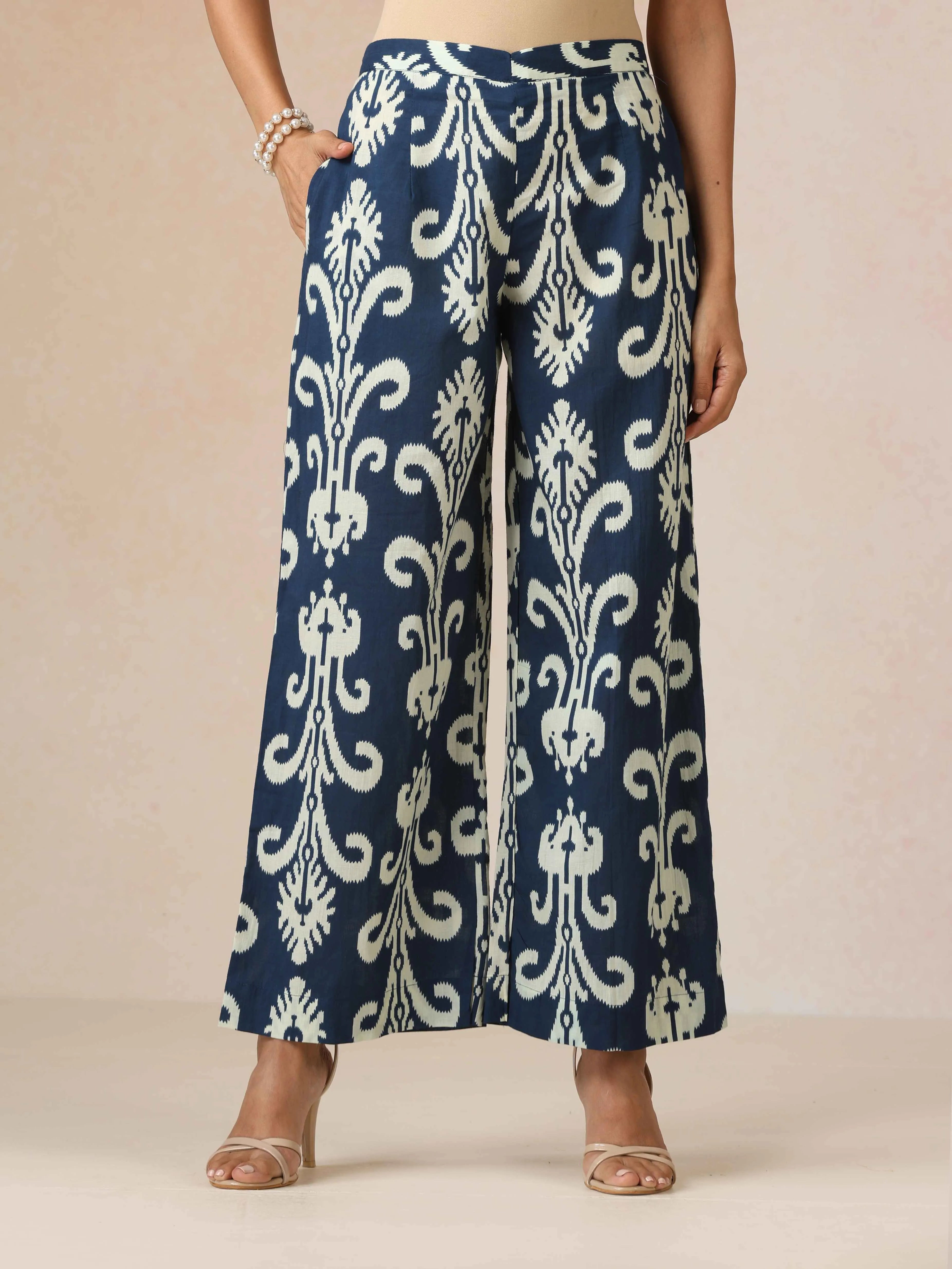 trueBrowns Blue White Print Sleeveless Straight Kurta Set