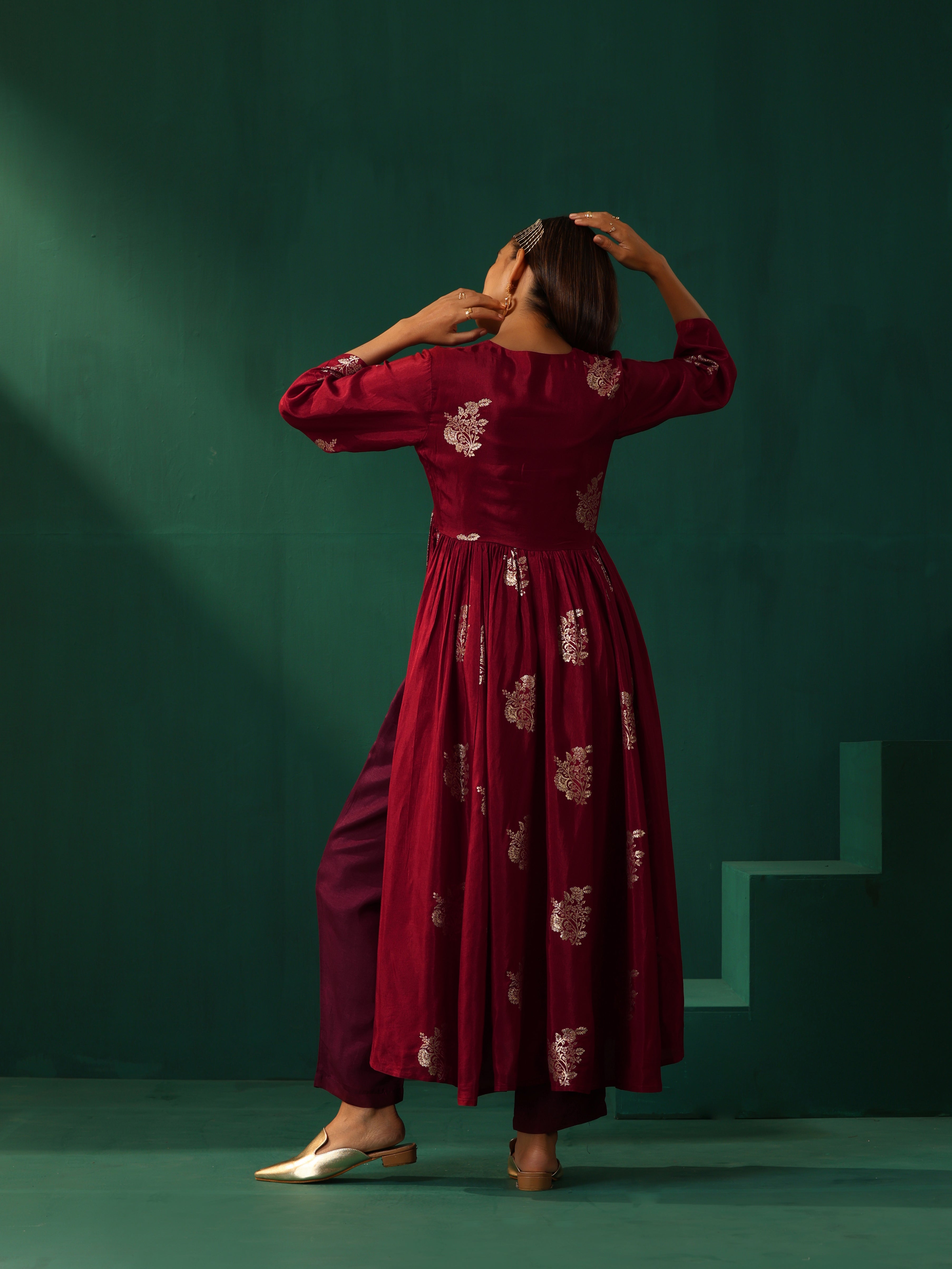 trueBrowns Maroon Floral Viscose Silk V-Neck Waist Gathered Kurta Pant Set