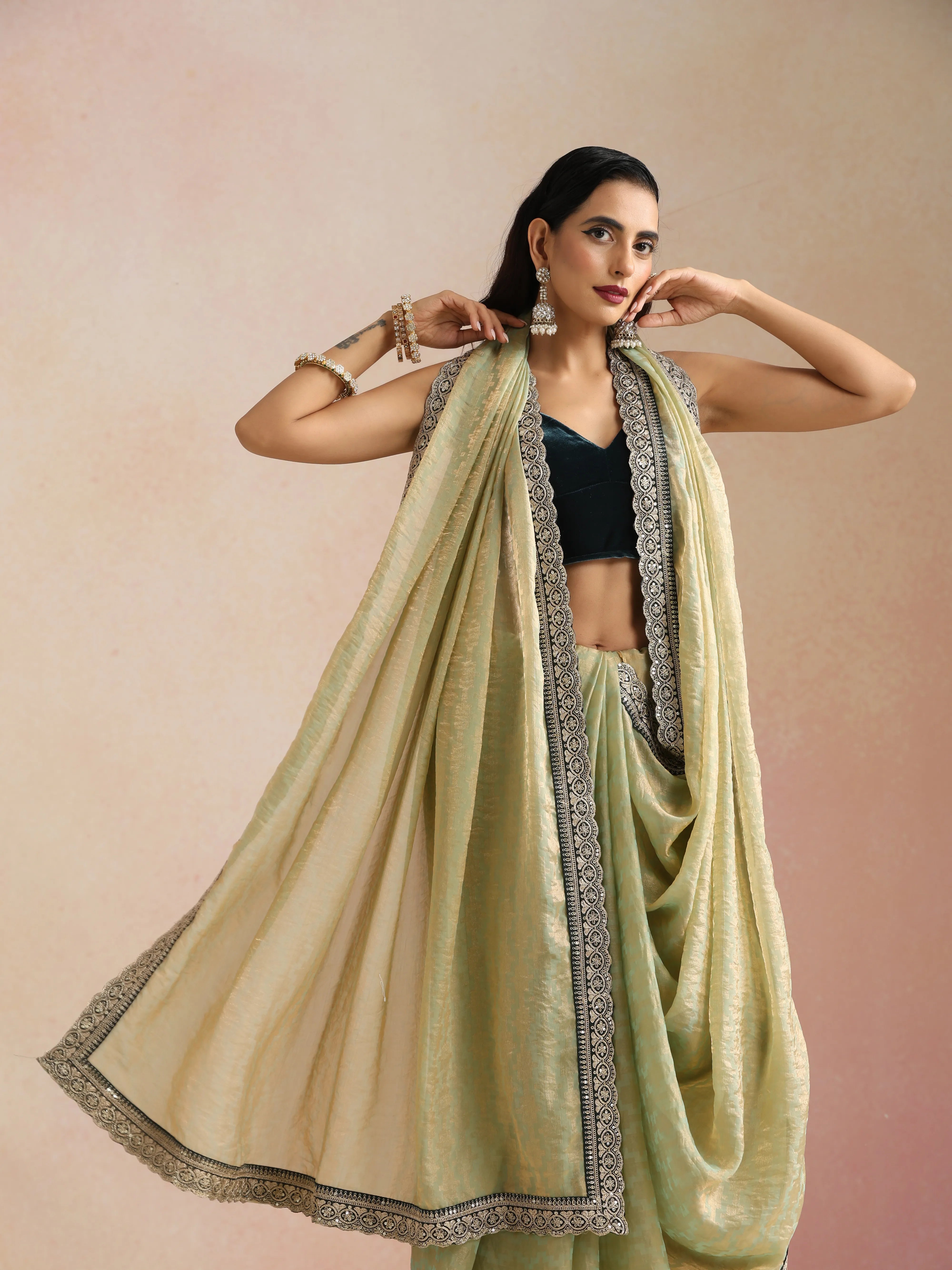 trueBrowns Green Geometric Weave Saree With Contract Unstitched Blouse