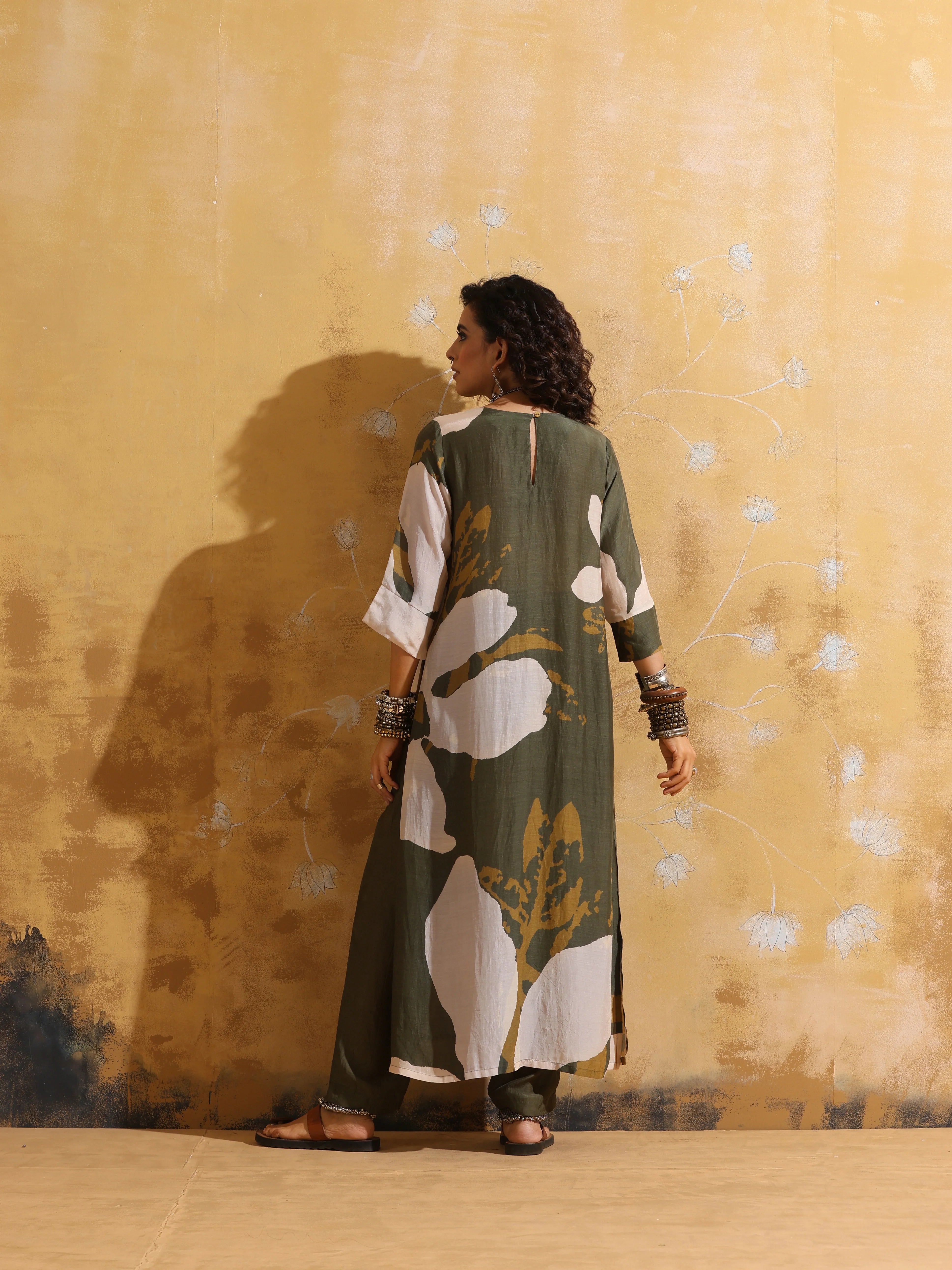 trueBrowns Green Cream Floral Print Muslin Silk High-Slit Kurta Set