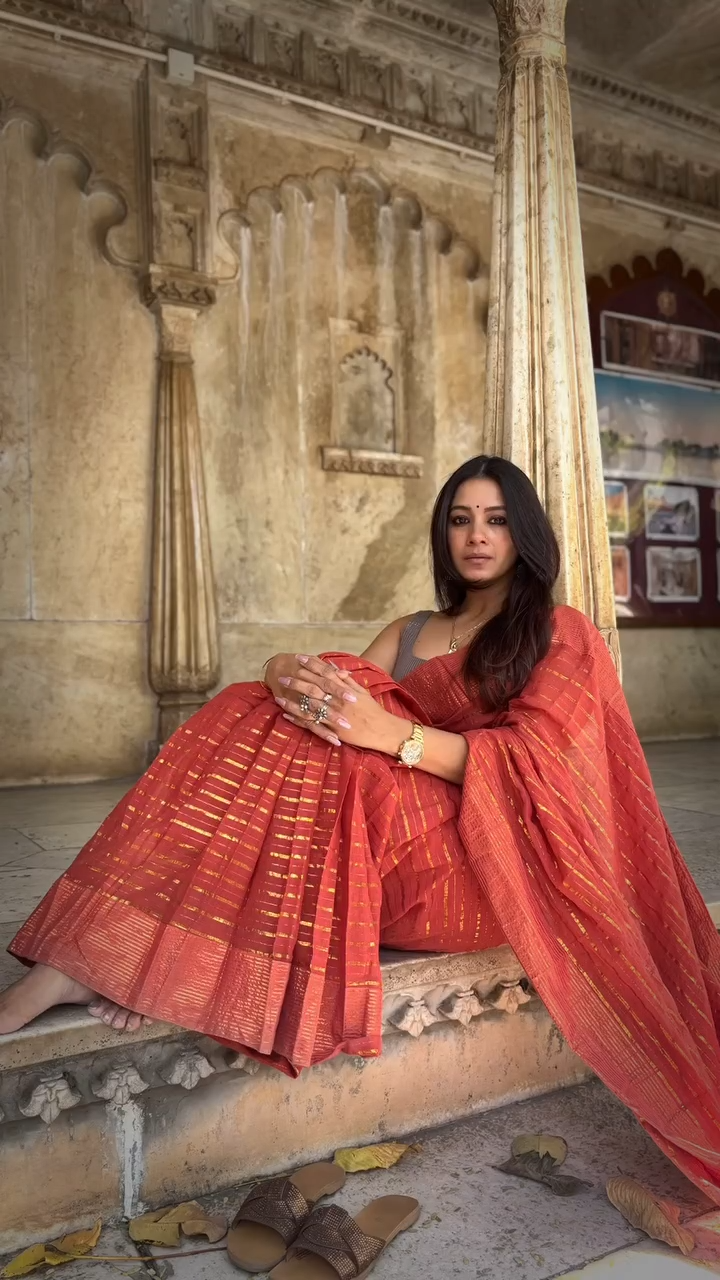 trueBrowns Maroon Gold Lurex Ready To Wear Saree